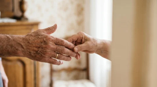 Mains âgées se rejoignant symbolisant la lutte contre l'isolement des seniors
