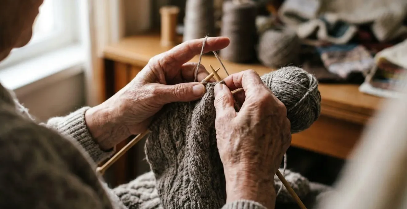 Mains seniors pratiquant une activité manuelle pour entretenir l'habileté et la dextérité après 70 ans
